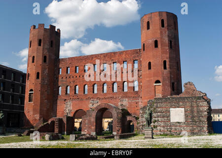 Der Palatin Tor oder Pfalz Towers, Tor der römischen Stadt Augusta Taurinorum, der alten Turin. Stockfoto