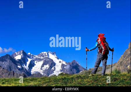 Berg-Wanderer auf der Suche um das Massiv des Hautes Alpes, Nationalpark Ecrins, Briancon, Cerces, Frankreich Stockfoto