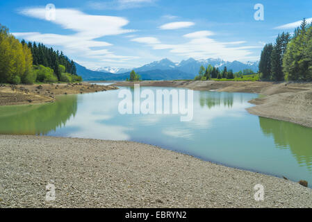 See Forggensee mit Föhn Wolken im Hintergrund, Deutschland, Bayern, Oberbayern, Oberbayern, Allgäu, Kiesbänken und Tannheimer Berge Stockfoto