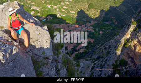 Auf Moustiers Sainte Marie Dorf mit der Kette und der Stern, Frankreich, Provence, Alpes-de-Haute-Provence, Moustiers-Sainte-Marie Stockfoto