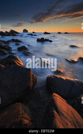 felsige Küste von Balnakeil Bay im frühen Morgenlicht, Großbritannien, Schottland, Sutherland Stockfoto