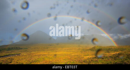 Blick durch eine nasse Fenster um einen Regenbogen in die schottischen Highlands, Großbritannien, Schottland, Isle Of Skye Stockfoto