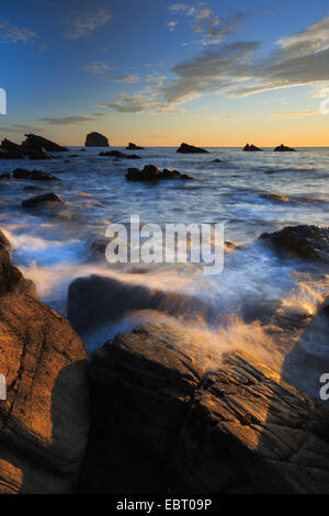 Felsenküste von Balnakeil Bay bei Sonnenaufgang, Großbritannien, Schottland, Sutherland Stockfoto