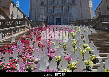 Blumenfest in Girona in Spanien mit Kunstwerken und Blumenarrangements, die die Treppe zur Kathedrale hinauf führen Stockfoto