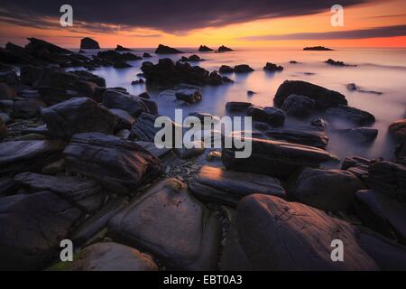 Felsenküste von Balnakeil Bay bei Sonnenaufgang, Großbritannien, Schottland, Sutherland Stockfoto