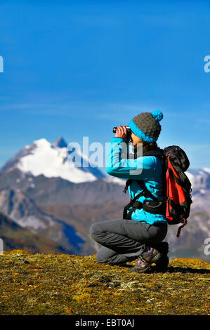 Wanderung im Nationalpark von La Vanoise, der Gletscher des Grande Motte im Hintergrund, Frankreich, Savoyen, Nationalparks Vanoise, Val d Isere Stockfoto