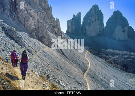 Bergwanderer auf Trail, Tre Cime di Lavaredo, Dolomiten, Südtirol, Italien Stockfoto