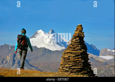 Wanderung im Nationalpark von La Vanoise, der Gletscher des Grande Motte im Hintergrund, Frankreich, Savoyen, Nationalparks Vanoise, Val d Isere Stockfoto