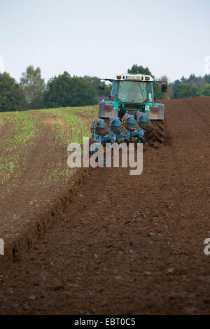 Traktor Pflügen einen Hektar, Deutschland, Schleswig-Holstein Stockfoto