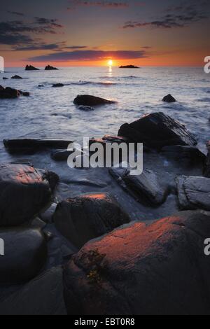 Felsenküste von Balnakeil Bay bei Sonnenaufgang, Großbritannien, Schottland, Sutherland Stockfoto