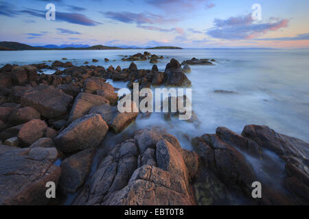 Felsenküste im Abendlicht, Großbritannien, Schottland, Sutherland Stockfoto