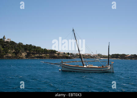 Kleines Fischerboot in der Nähe der Küstenstadt Cadaques in Katalonien in Spanien Stockfoto