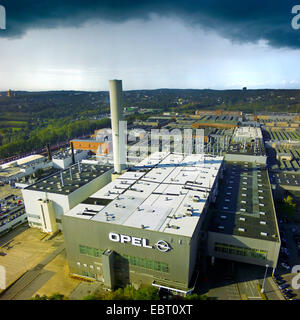 dunkle Wolken über Opel Werk in Bochum, Deutschland, Nordrhein-Westfalen, Ruhrgebiet, Bochum Stockfoto