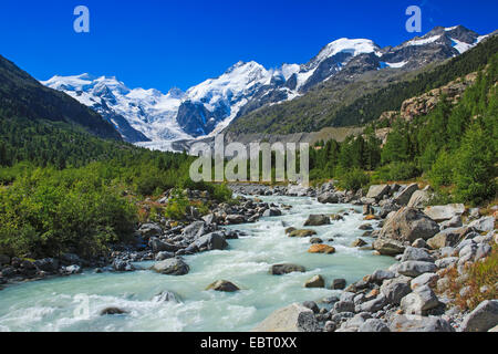 Fluss auf den Morteratsch Tal mit Piz Palue, 3905 m, Piz Bernina, 4049 m, Biancograt und Morteratsch-Gletscher, Schweiz, Graubünden, Engadin Stockfoto