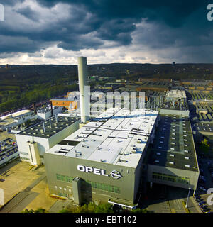 dunkle Wolken über Opel Werk in Bochum, Deutschland, Nordrhein-Westfalen, Ruhrgebiet, Bochum Stockfoto