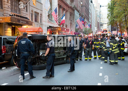 FDNY & NYPD-Szene, Überschlag Unfall W 44th St., Manhattan, 16. Oktober 2014. Stockfoto