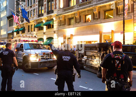 FDNY & NYPD-Szene, Überschlag Unfall W 44th St., Manhattan, 16. Oktober 2014. Stockfoto