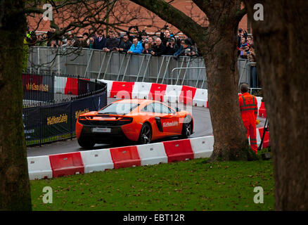 Edinburgh, UK. 4. Dezember 2014. Johnny Walker – 'Join der Pakt' treibende spektakuläre Donnerstag, 4 Dezember, West Prinzen street Gardens, Edinburgh. Drei führende Formel1-Fahrer einschließlich zweifache F1 World Champion Mika Häkkinen und 2014 McLaren Mercedes Treiber Jenson Button und Kevin Magnussen demonstriert ihre herausragenden Fähigkeiten durch treibende geladene Gäste rund um den Garten. Stockfoto