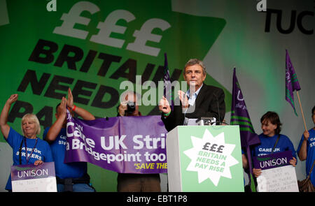 Dave Prentis, General Secretary unisono, spricht bei einem Protest gegen sinkende Reallöhne in London am 18. Oktober 2014 sammeln Stockfoto