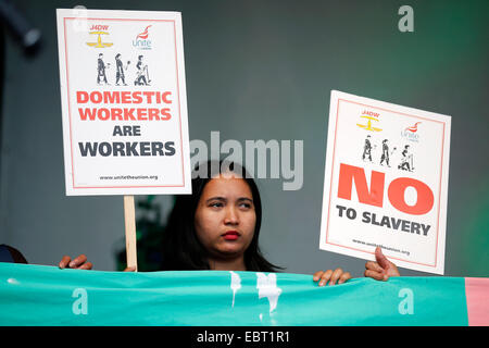 Anti-Sklaverei-Aktivisten auf der Bühne bei einem Protest gegen sinkende Löhne in London am 18. Oktober 2014 sammeln. Stockfoto