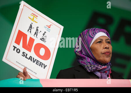 Anti-Sklaverei-Aktivisten auf der Bühne bei einem Protest gegen sinkende Löhne in London am 18. Oktober 2014 sammeln. Stockfoto