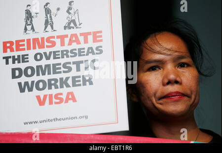 Anti-Sklaverei-Aktivisten auf der Bühne bei einem Protest gegen sinkende Löhne in London am 18. Oktober 2014 sammeln. Stockfoto