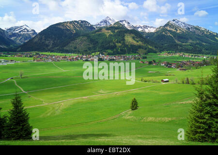 Blick zum Tannheimer Tal und Tannheimer Berge, Österreich, Tirol, Tannheimer Tal Stockfoto