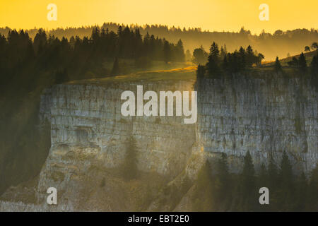 Creux du Van im Neuenburger Jura bei Sonnenaufgang, der Schweiz, Neuenburg Stockfoto