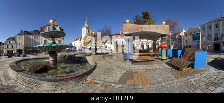 Hundertwasser Brunnen und Guildhall in der Altstadt, nur für redaktionelle Nutzung, Zwettl, Waldviertel, Niederösterreich, Österreich Stockfoto