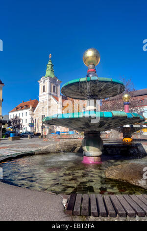 Hundertwasser Brunnen und Guildhall in der Altstadt, nur für redaktionelle Nutzung, Zwettl, Waldviertel, Niederösterreich, Österreich Stockfoto