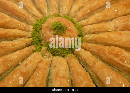 Baklava ist ein beliebtes orientalische Gebäck. Dieser süße ist mit Honig, bedeckt, so ist es Glanz. Stockfoto