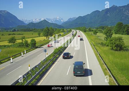 Autobahn A95 in Berglandschaft mit Wettersteingebirge und Zugspitze, Deutschland, Bayern, Oberbayern, Oberbayern Stockfoto