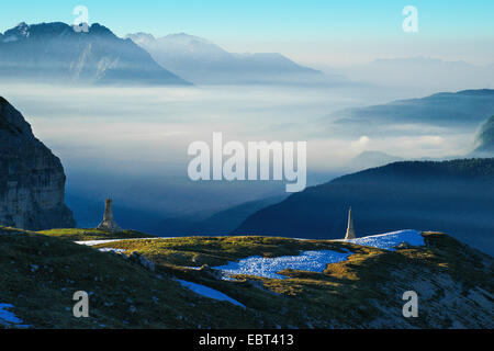 Anzeigen von Auronzo Tre Cime di Lavaredo Hütte ins Dansiei-Tal im Nebel, Italien, Südtirol, Dolomiten Stockfoto