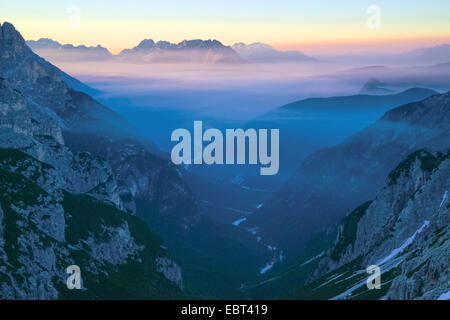 Anzeigen von Auronzo Tre Cime di Lavaredo Hütte, nebligen Dansiei Tal im frühen Morgenlicht, Italien, Südtirol, Dolomiten Stockfoto