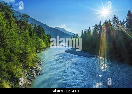 Lech-Fluss im Lechtal Tal am Sonnenaufgang, Österreich, Tirol, Lechtal Stockfoto