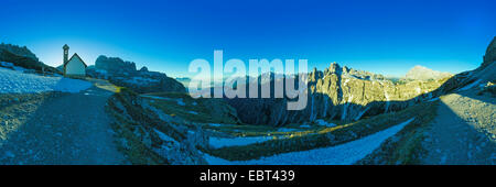 Anzeigen von Auronzo Hütte der Tre Cime di Lavaredo Berglandschaft im frühen Morgenlicht, Italien, Südtirol, Dolomiten Stockfoto