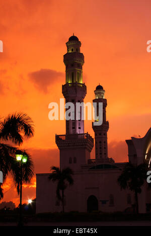 Silhouette der Moschee in den Sonnenuntergang, Kota Kinabalu, Sabah, Malaysia und Borneo Stockfoto