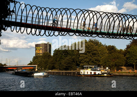 moderne Fußgänger- und Zyklus Brücke über den Rhein-Herne-Kanal, Deutschland, Nordrhein-Westfalen, Ruhrgebiet, Oberhausen Stockfoto