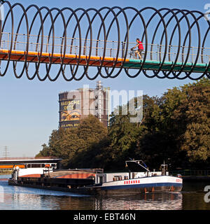 Slinky Springs zu Ruhm Brücke, Rehberger Bruecke, Gasometer Oberhausen im Hintergrund, Oberhausen, Ruhrgebiet, Nordrhein-Westfalen, Deutschland Stockfoto