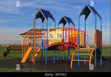 East Kent Küste - Minnis Bucht, England - bunte Kinder Klettergerüst auf Spielplatz Stockfoto