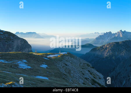 Anzeigen von Auronzo Tre Cime di Lavaredo Hütte ins Dansiei-Tal im Nebel, Italien, Südtirol, Dolomiten Stockfoto