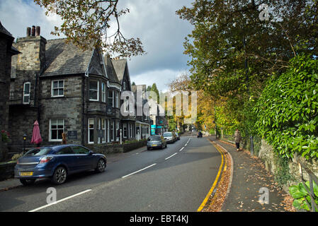 Hauptstraße der A5 Watling Straße verläuft durch Betwys Y Coed im Herbst bekannt als das Tor zum Snowdonia Stockfoto