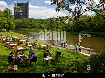 Menschen auf der Terrasse am Rhein-Herne-Kanal, Gasometer Oberhausen im Hintergrund, Oberhausen, Ruhrgebiet, Nordrhein-Westfalen, Deutschland Stockfoto