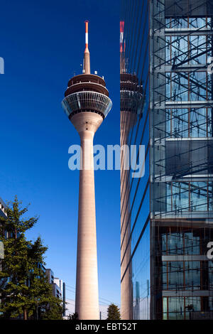 Rheinturm Spiegelung im Glasfassade des das Stadttor, bauen, Deutschland, Nordrhein-Westfalen, Düsseldorf Stockfoto