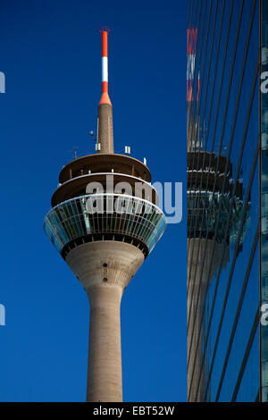 Rheinturm Spiegelung im Glasfassade des das Stadttor, bauen, Deutschland, Nordrhein-Westfalen, Düsseldorf Stockfoto