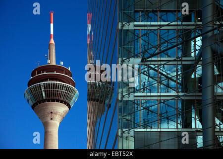 Rheinturm Spiegelung im Glasfassade des das Stadttor, bauen, Deutschland, Nordrhein-Westfalen, Düsseldorf Stockfoto