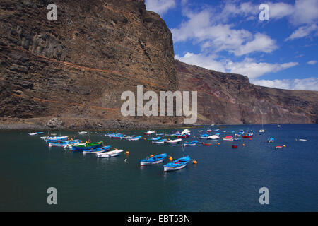 Boote im Hafen vor der Steilküste, Kanarische Inseln, Gomera, Valle Gran Rey Stockfoto