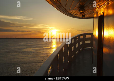 Blick von einem Schiff auf dem Amazonas bis Sonnenuntergang, Rio Solim § es, Brasilien, Amazonas Stockfoto