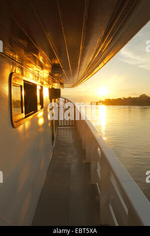 Blick von einem Schiff auf dem Amazonas bis Sonnenuntergang, Rio Solim § es, Brasilien, Amazonas Stockfoto