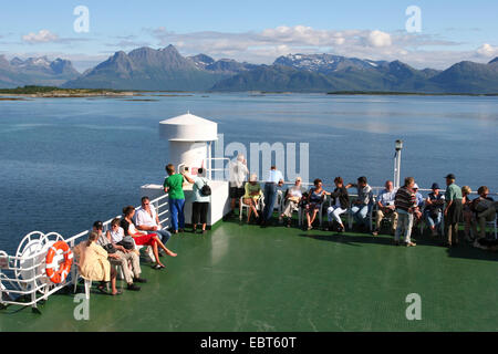 Passagiere auf der Fähre von Skutvik nach Svolvaer, Berge der Lofoten im Hintergrund, Norwegen, Lofoten-Inseln Stockfoto